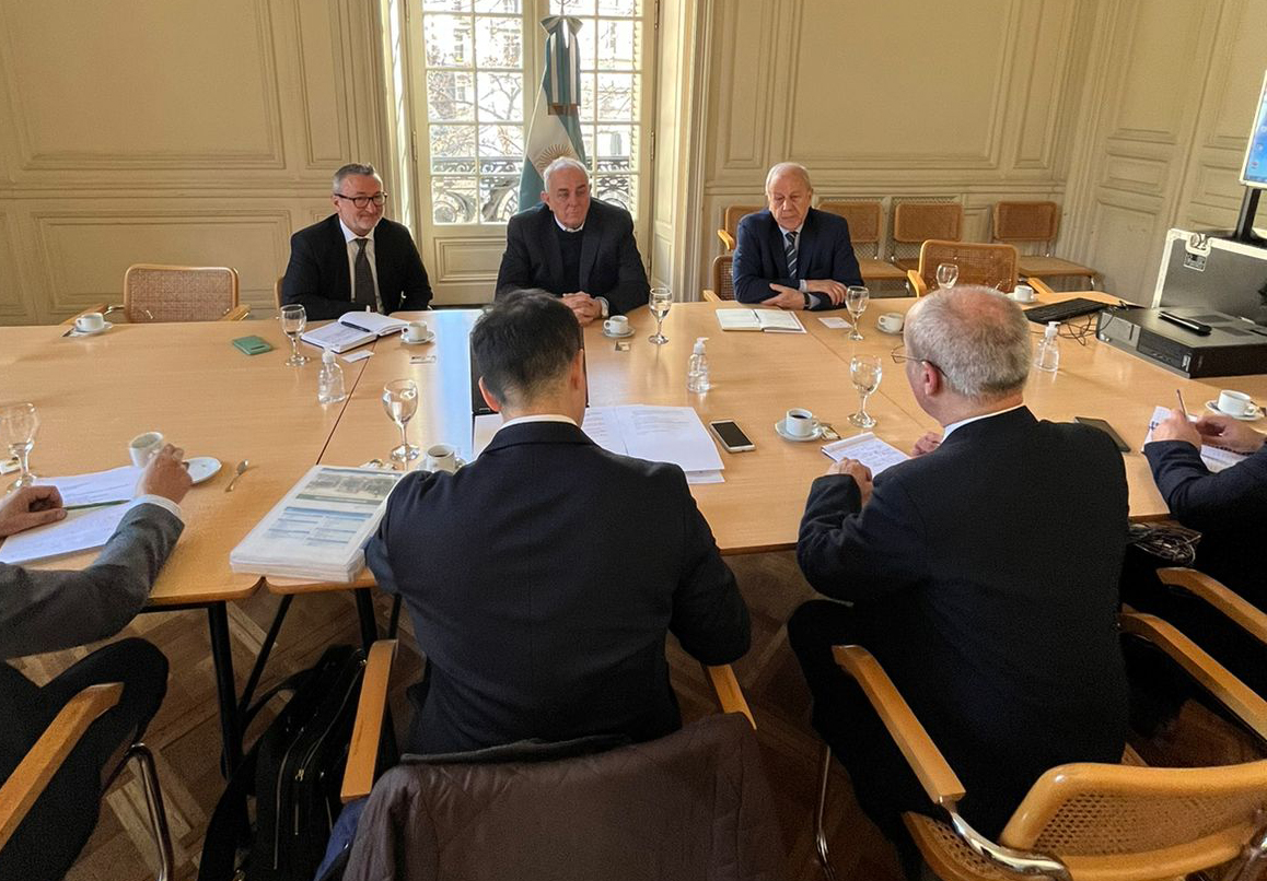delfob's tweet photo. #BuenMartes

Junto a @CancilleriaARG, nos reunimos hoy con directivos de la firma japonesa Oji Green Resources para brindarles un panorama de la situación actual del sector #ForestoIndustrial y analizar diferentes opciones de inversión en el país. https://t.co/cC4ozW5VIH