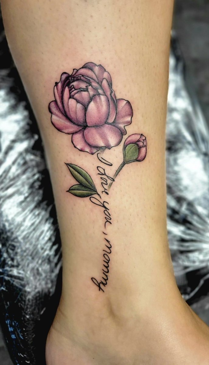 Wuhvs's tweet image. I love you forever Mom. Her favorite flower &amp;amp; her handwriting as the stem. Done by Kevin Lee (instagram.com/kevinleetat2?i…) absolutely love it 💞