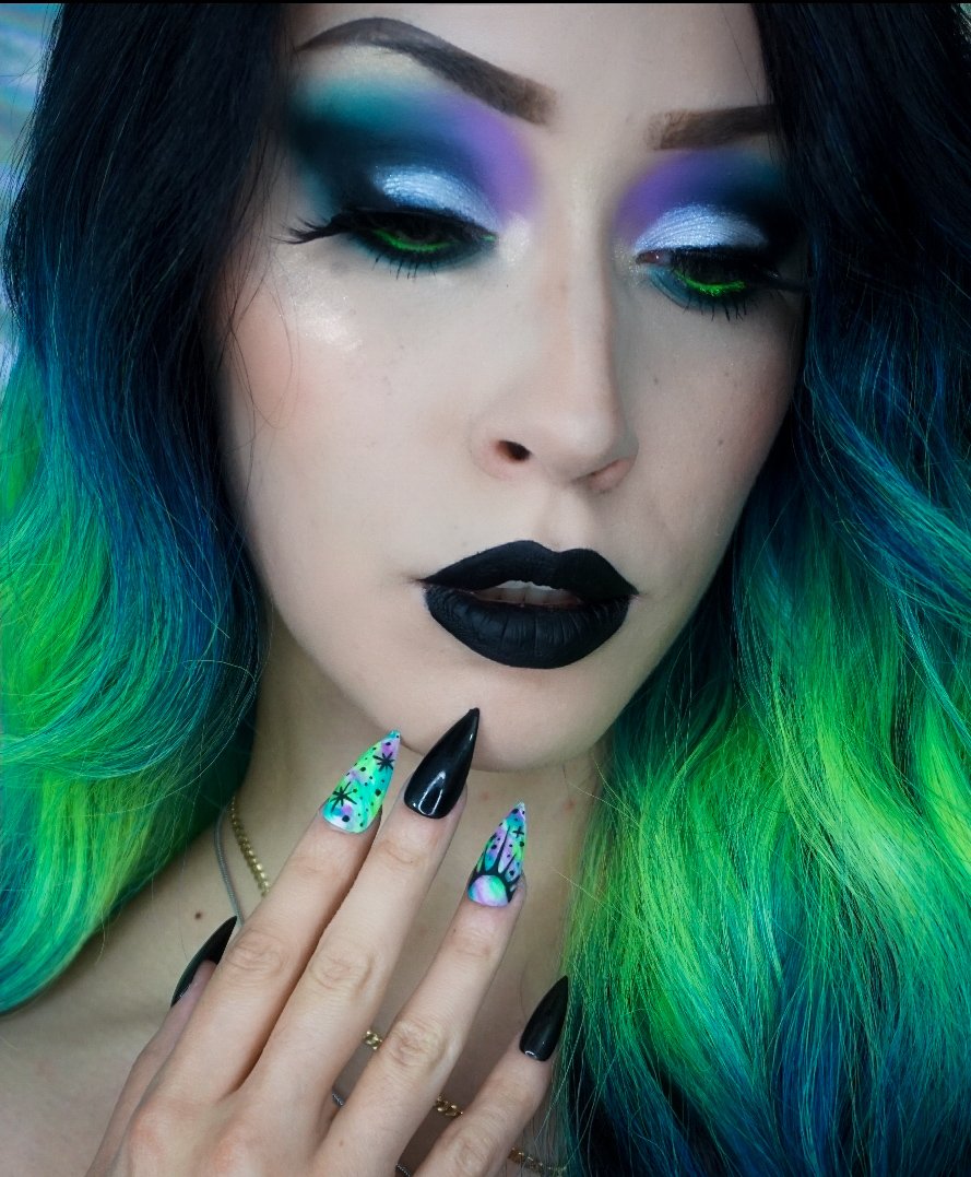 Livingdeadmua's tweet photo. Loveee my cool toned colors 🥰.
Nails are @DeadGirlClaws 
Eyes are the NEW jurassic Park palette from @ProfusionCo 
Brows: @ABHcosmetics dipbrow pomade https://t.co/e6PJmRjz9I