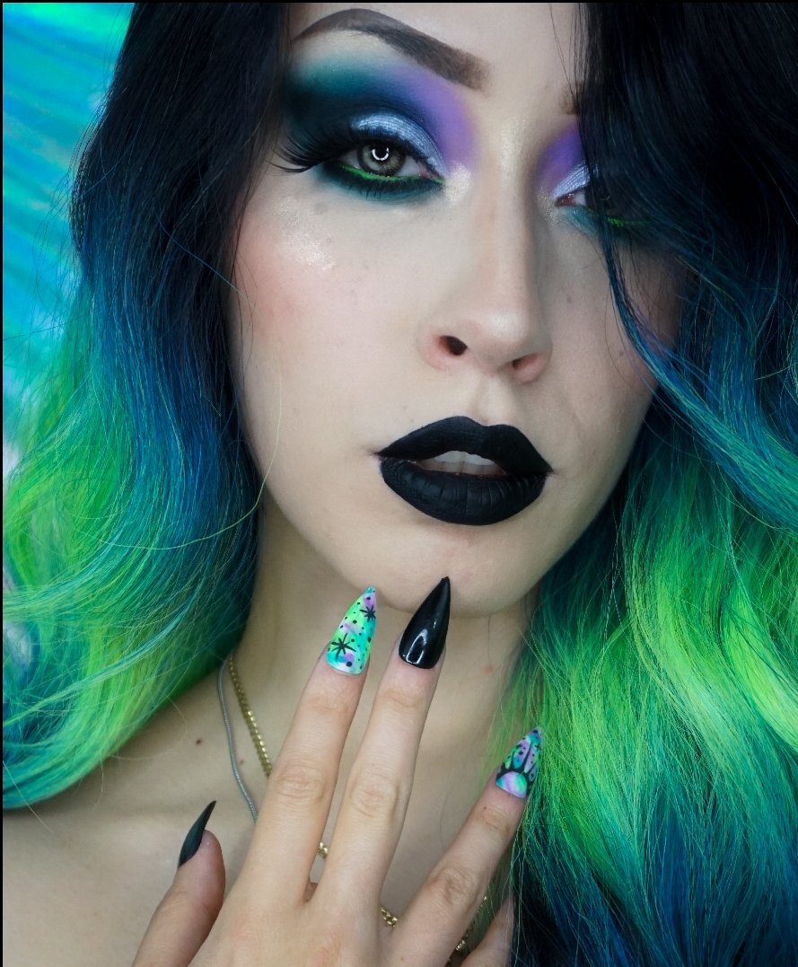 Livingdeadmua's tweet photo. Loveee my cool toned colors 🥰.
Nails are @DeadGirlClaws 
Eyes are the NEW jurassic Park palette from @ProfusionCo 
Brows: @ABHcosmetics dipbrow pomade https://t.co/e6PJmRjz9I