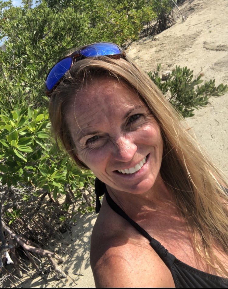 ratherbrunnin's tweet photo. Happy #NationalBeachDay  from my favorite beaches in Key West!! Can’t wait for next week! #keywestbound #conchlife ☀️🌊👙🎣🍻🍹🐓 https://t.co/BSsj1IxzHx