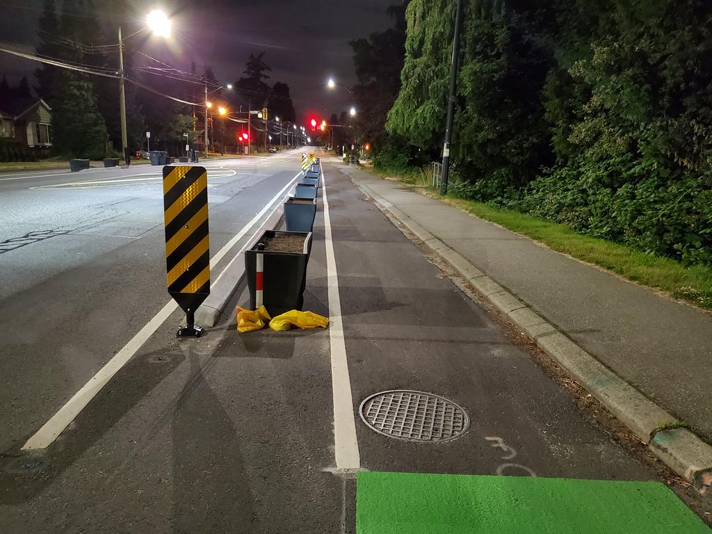 SalishSeaKen's tweet photo. @wrychrd @itsjim84 @andymckay This is what Surrey has done in their low budget, quick install bike lanes. https://t.co/VMmkotUgiG