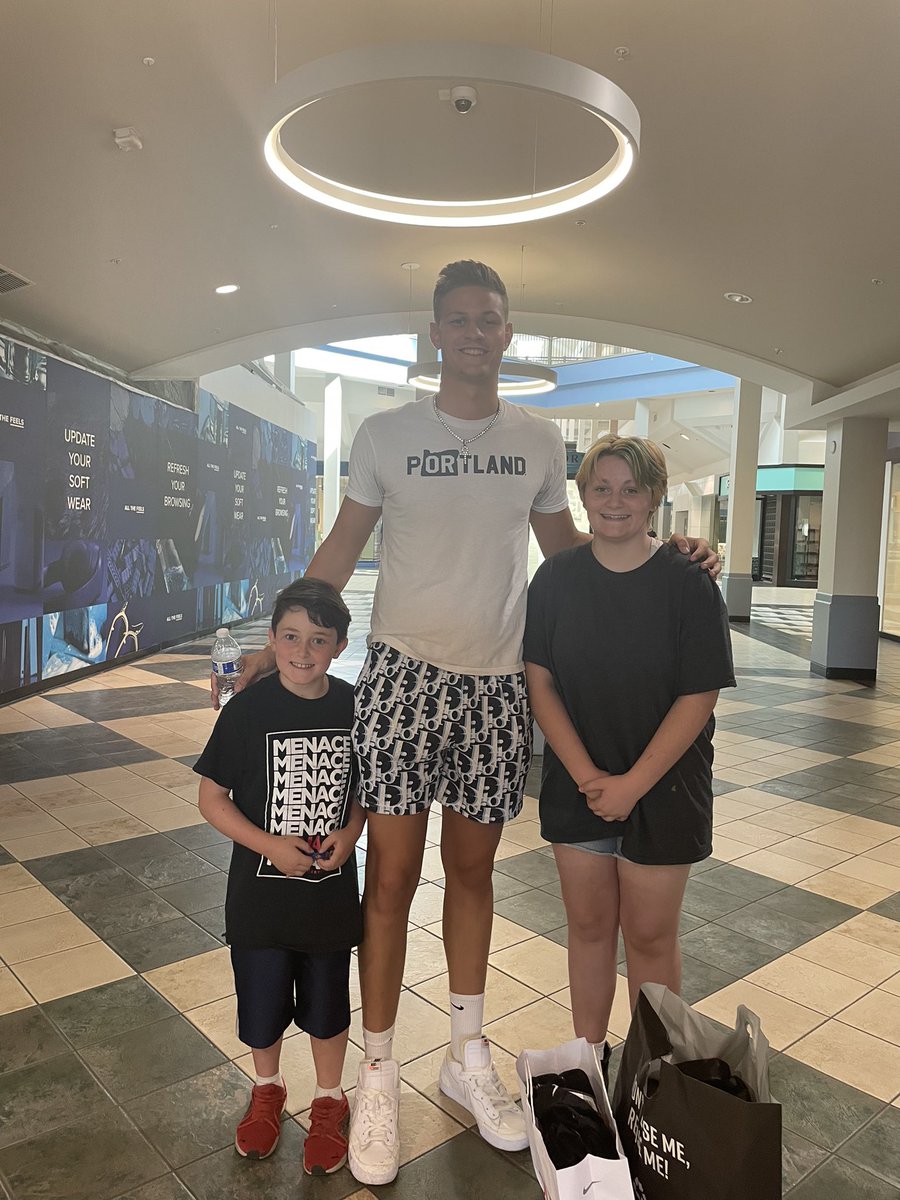 bengregg20's tweet photo. Appreciate Rick Clark of @packs_back for allowing me to come out and help kids get ready for the year and go back to school shopping! Clothes and free haircuts canโt go wrong! https://t.co/VrcJgXyxVk
