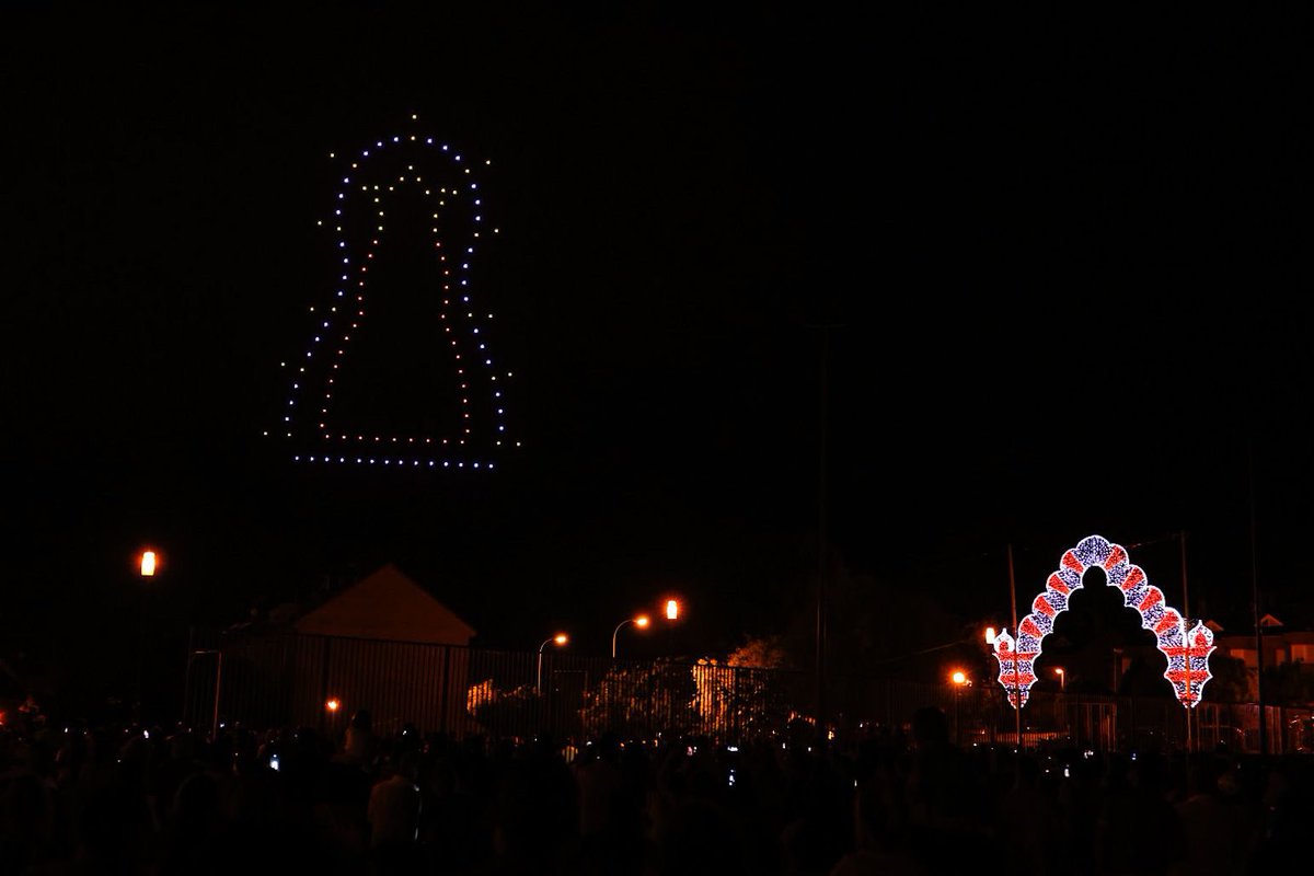 jorge_garciad's tweet photo. Espectacular el espectáculo de drones para cerrar #Remedios22 en #ColmenarViejo.
Novedoso, diferente y muy colmenareño. https://t.co/wIH9RAQoG5