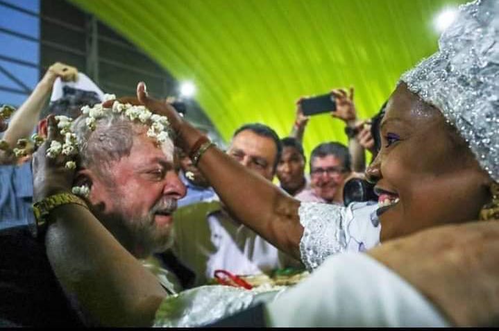 E eu queria aproveitar pra falar que meu voto não é secreto, que prefiro que eleitor do coiso não me siga e que POLÍTICA e RELIGIÃO se misturam sim! Igual farinha e dendê!

13 beijos na cura 💖