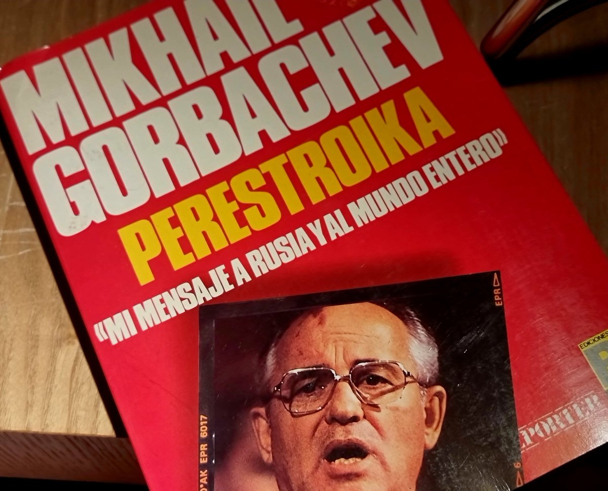 pepefrutosal's tweet photo. Le escuché, le leí, presencié sus cambios y vi cómo éstos acabaron con él. Me asomé brevemente a su país. Por un momento hizo que el mundo fuera mejor, un lugar más seguro. Sólo por un momento. Su éxito llevó la penitencia de su fracaso. Ha muerto un trozo de historia. #Gorbachev https://t.co/dWdz3fuLS4