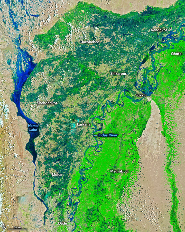 jscarto's tweet photo. Truly gut wrenching imagery of the devastating floods in #Pakistan 

Left: 🛰️ Landsat 8 on August 4
Right: 🛰️ Landsat 9 on August 28

More info and reporting from @GeoScienceSara: https://t.co/J6S5v5i0gB https://t.co/HQ6oPPbwHK
