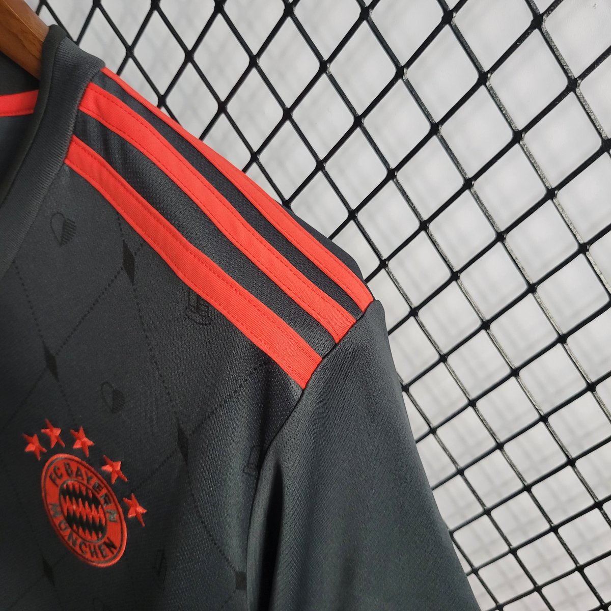 CamisaPesada's tweet photo. ⚫ MIA SAN MIA!
O novo manto do Bayern traz o chumbo como cor predominante e apresenta um padrão gráfico baseado no tradicional jogo de cartas de Munique, Schafkopf, com os naipes.

Adquira já: 

👕 Bayern Third 22/23
📲 https://t.co/xqCVAfZkkR

#camisapesada
#asuafootballstore https://t.co/ZSc6g7uKnL