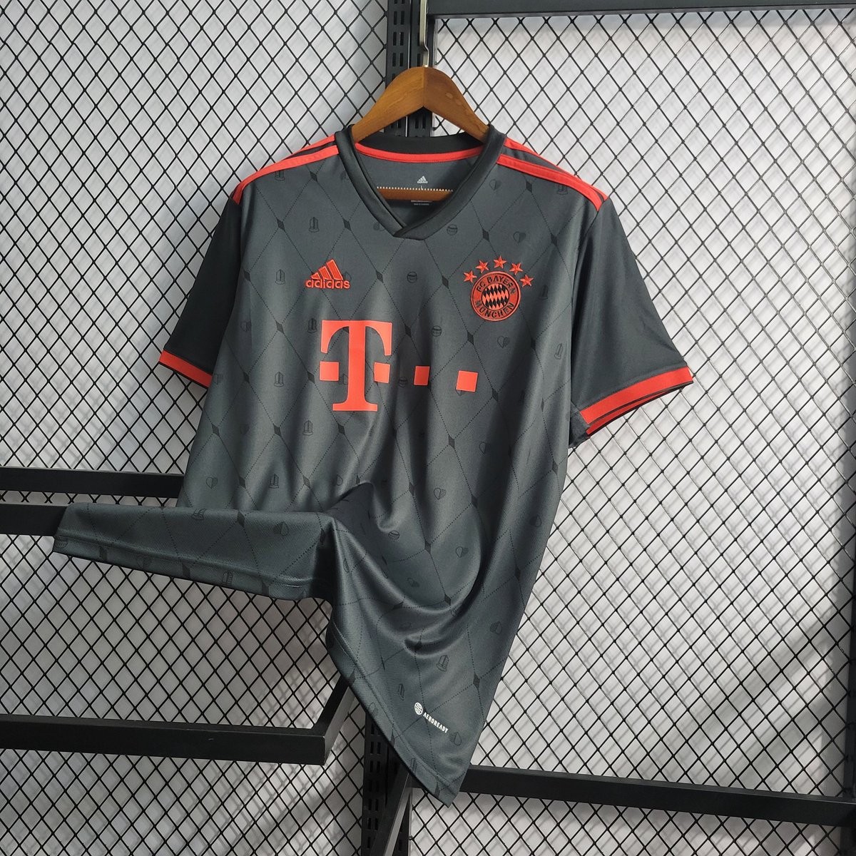 CamisaPesada's tweet photo. ⚫ MIA SAN MIA!
O novo manto do Bayern traz o chumbo como cor predominante e apresenta um padrão gráfico baseado no tradicional jogo de cartas de Munique, Schafkopf, com os naipes.

Adquira já: 

👕 Bayern Third 22/23
📲 https://t.co/xqCVAfZkkR

#camisapesada
#asuafootballstore https://t.co/ZSc6g7uKnL