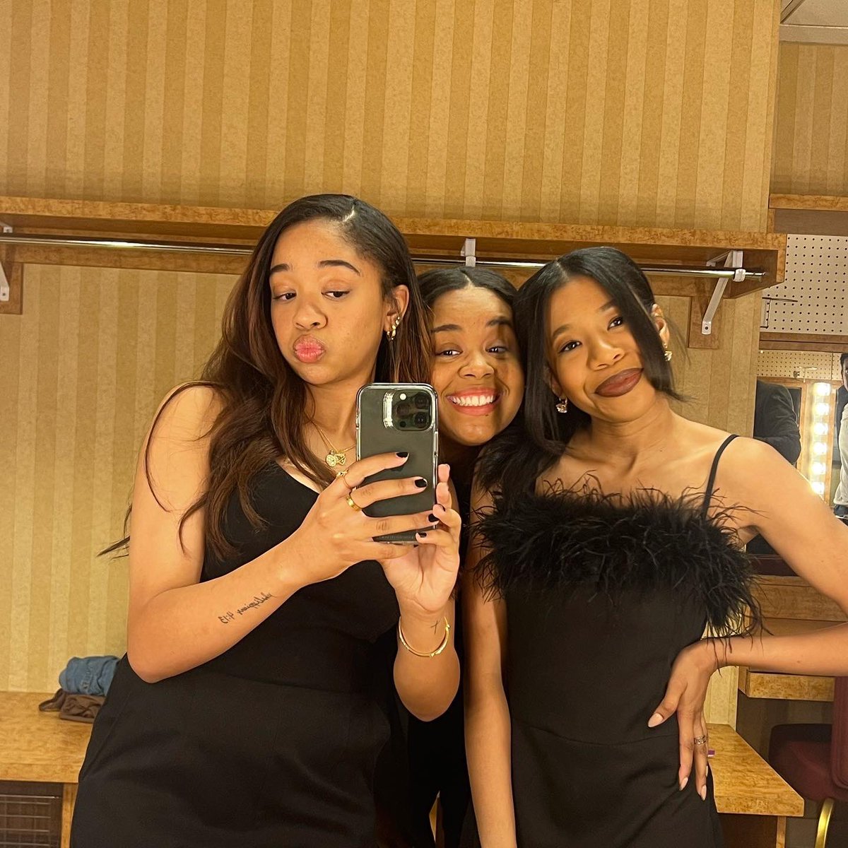 KCK3_MUSIC's tweet photo. it’s showtime🖤 https://t.co/hbWGOrMoZj