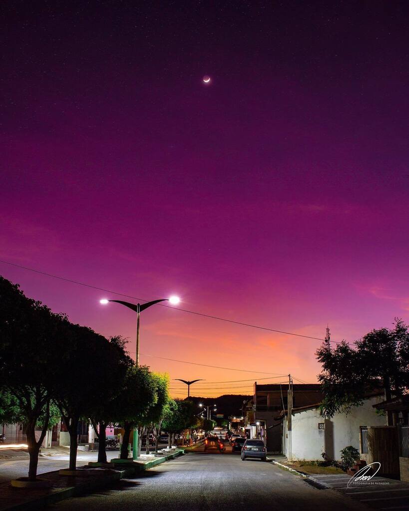 itatira's tweet photo. Quem passou pela Av. Zezé Jucá hoje viu a lua assim bem alinhada com a rua, um céu de cor roxa e laranja. Mais uma noite chegando em Lagoa do Mato. Que ela traga paz e descanso para todos. 

#Itatira #LagoadoMato #Entardecer #NoitenoSertão #PôrdoSol #LuaNova #StreetPhotograp… https://t.co/kb6uSgyG5H