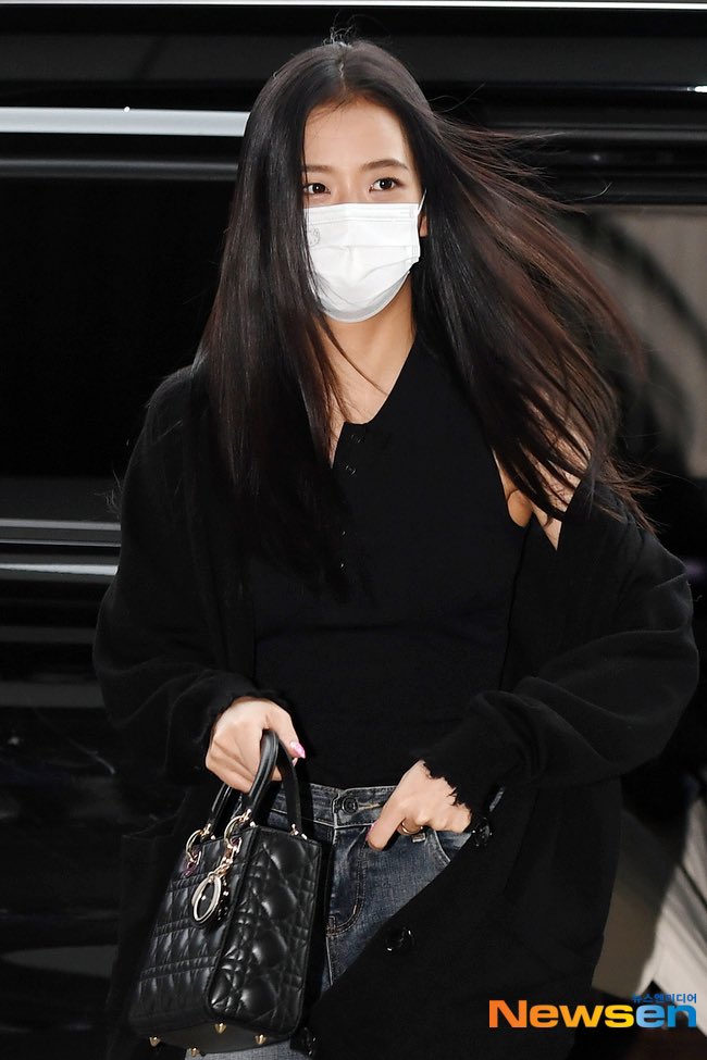 blackpinkbabo's tweet photo. Jisoo is going to Japan for a schedule! Have a safe flight baby 🥰 @Blackpink https://t.co/PSefGTpMcu