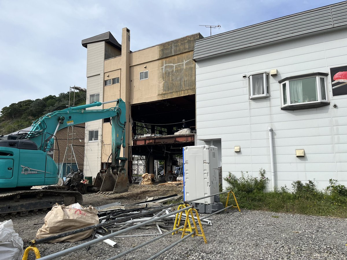 おはようございます。

隣りのラーメン店

(からや)さんのビル

解体中

寿司竜も間も無く

解体致します。

営業は本日

8月31日をもって

終わらせて頂きます。

五十有余年に渡り

ご愛顧頂き

誠にありがとうございました。

感謝

感謝で御座います。