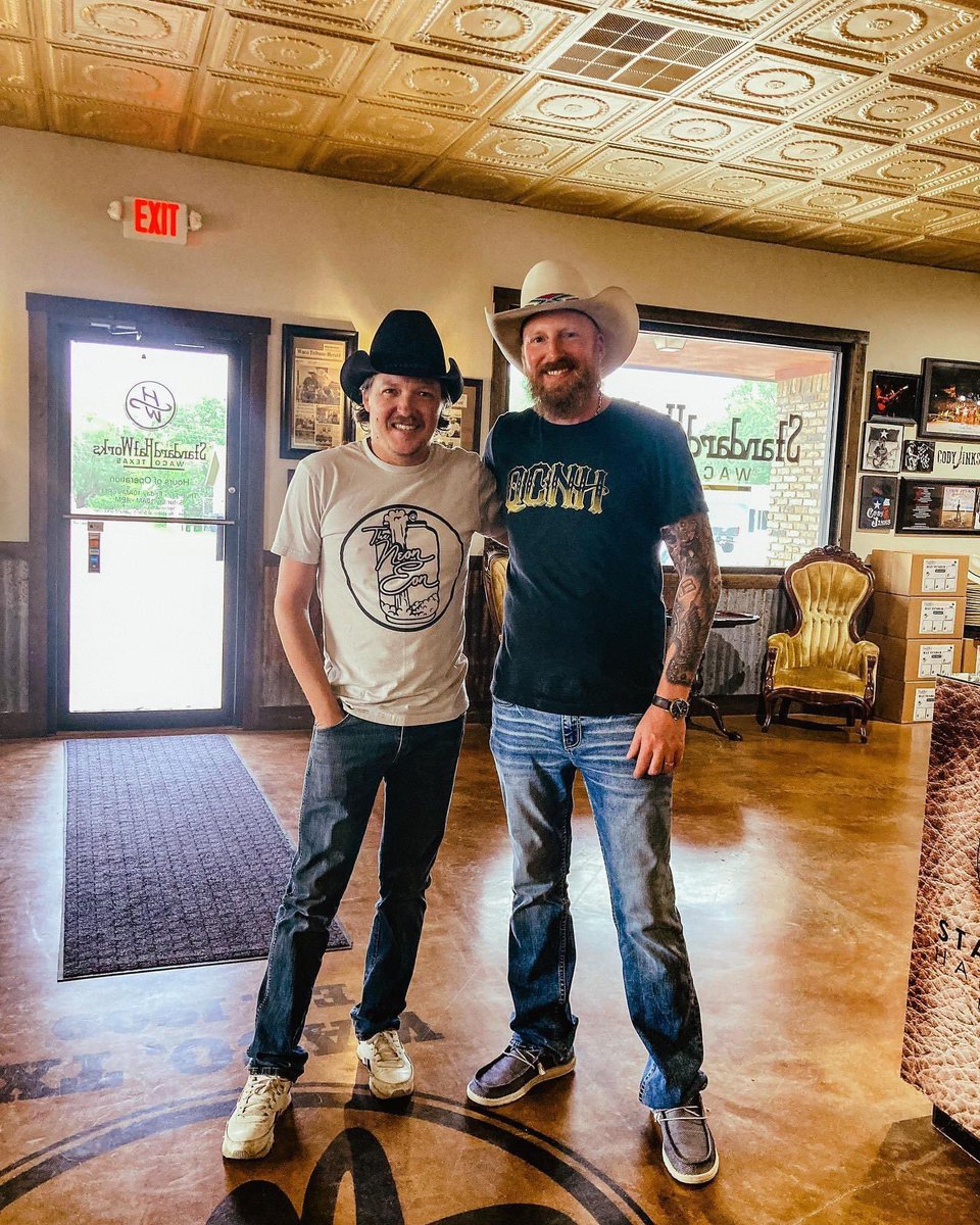 TheNeonEon's tweet photo. 🎶You look good in Neon.🎶

Ol’ Mike from @themoonpies repping that Neon Eon! https://t.co/8jH3kVEtfG