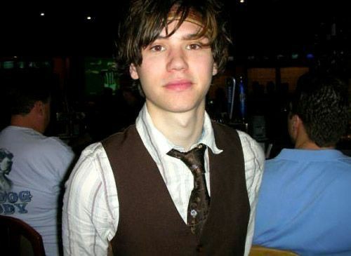 Happy birthday ryan ross. 
you will always be famous thank u for inventing music !!! 