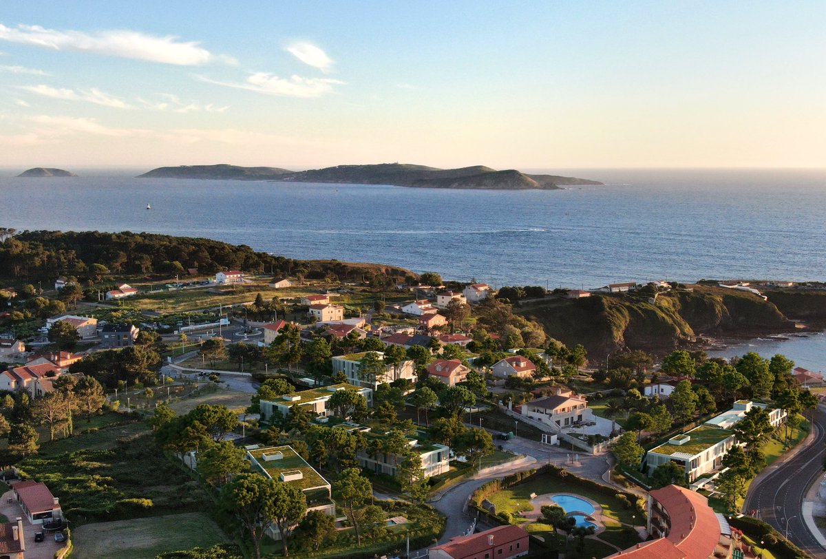 FOXOS (Sanxenxo - Pontevedra) es una preciosa playa ubicada junto a la Ermita de A Lanzada y un itsmo que une O Grove y Sanxenxo formando un espectacular arenal de 3 km frente a la isla de Ons 📸 FOXOS también es el primer proyecto de ARIAL junto al mar ℹ️ grupoarial.es