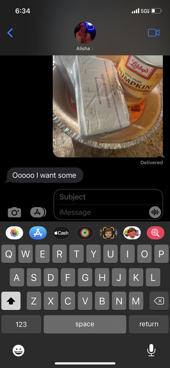 Jeggings72's tweet photo. How to get a white girl to text back. Bitch hasn’t responded in days. #pumpkinPieSeason https://t.co/jxd4NjIeTV