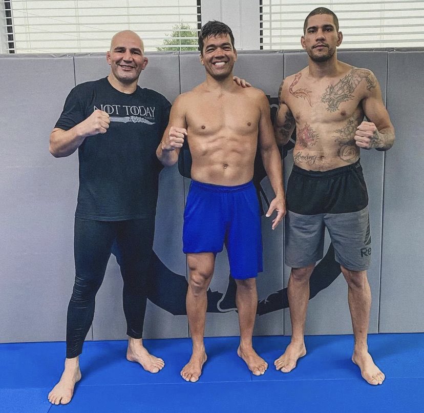 mmamania's tweet photo. Alex Pereira is massive https://t.co/E0wYebnrDv