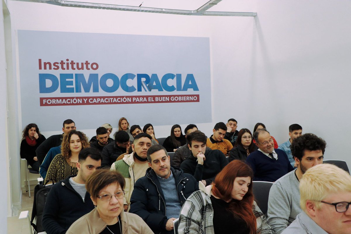 inst_democracia's tweet photo. Nuestros alumnos en clases de "Historia Económica, Política y Social Argentina" a cargo de Jorge Ferronato director del Instituto y profesor de dicha materia.
Es un orgullo para nosotros formar parte de la capacitación de dirigentes y gestores. https://t.co/LUSZxtiE5D