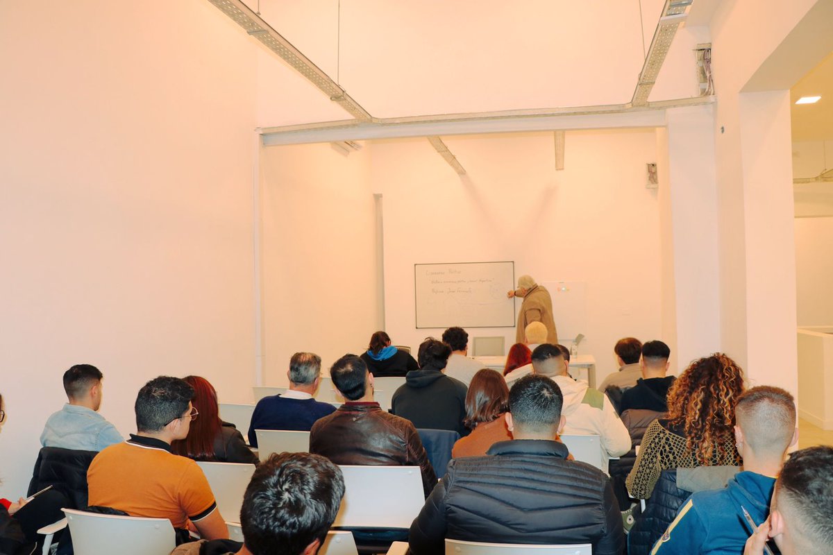 inst_democracia's tweet photo. Nuestros alumnos en clases de "Historia Económica, Política y Social Argentina" a cargo de Jorge Ferronato director del Instituto y profesor de dicha materia.
Es un orgullo para nosotros formar parte de la capacitación de dirigentes y gestores. https://t.co/LUSZxtiE5D
