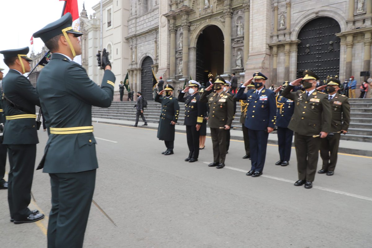 CCFFAA_PERU's tweet photo. El Jefe del Comando Conjunto de las Fuerzas Armadas, General de Ejército Manuel Gómez De La Torre, participó de la misa en homenaje a Santa Rosa de Lima, patrona de la @PoliciaPeru (1/2). https://t.co/GiwDF4H0oq