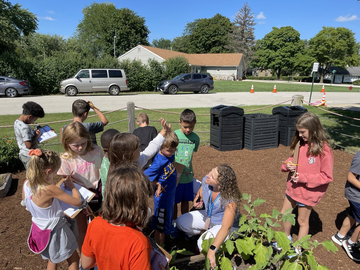 MrSteele106's tweet photo. Had the pleasure of seeing @Min_librarylady wow our Kindergarten students in the LRC today! And watched Mrs. Bargas thoroughly engage @hes106hornets students as they learned about plants and veggies in our school garden. Great hands-on learning! #LRC #engaging #kidcentered https://t.co/vBchsRs7Ks