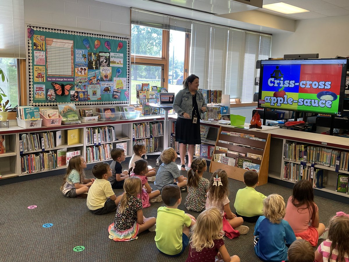 MrSteele106's tweet photo. Had the pleasure of seeing @Min_librarylady wow our Kindergarten students in the LRC today! And watched Mrs. Bargas thoroughly engage @hes106hornets students as they learned about plants and veggies in our school garden. Great hands-on learning! #LRC #engaging #kidcentered https://t.co/vBchsRs7Ks