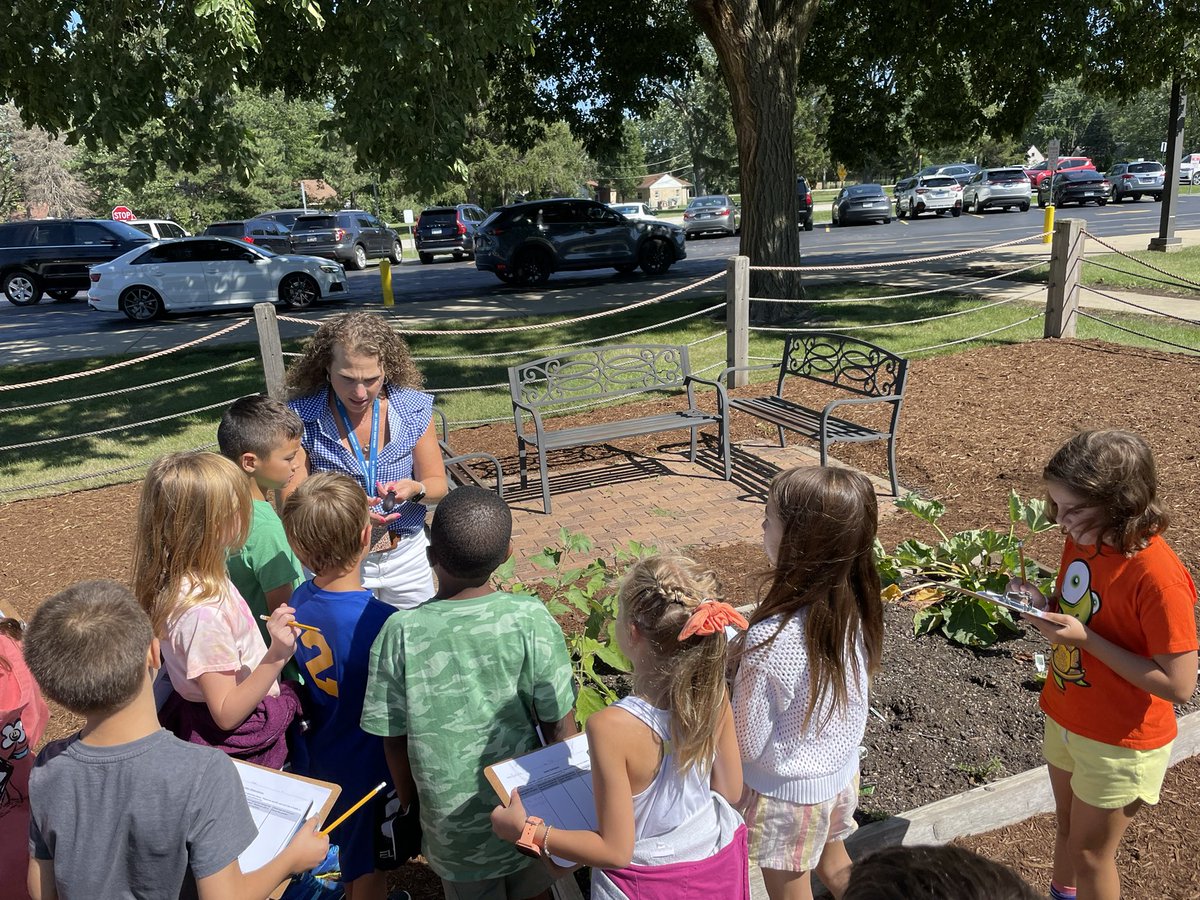 MrSteele106's tweet photo. Had the pleasure of seeing @Min_librarylady wow our Kindergarten students in the LRC today! And watched Mrs. Bargas thoroughly engage @hes106hornets students as they learned about plants and veggies in our school garden. Great hands-on learning! #LRC #engaging #kidcentered https://t.co/vBchsRs7Ks