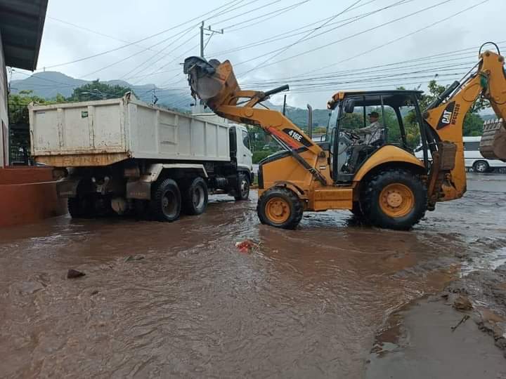 Cuadrillas de la alcaldía de Matagalpa en labores de limpieza en zonas afectadas por lluvia de este medio día, miemtras miembros del CUMUPRED visitan viviendas para garantizar ayuda a lo inmediato.
#PatriaBenditaYLibre 
#30agosto 
#Nicaragua