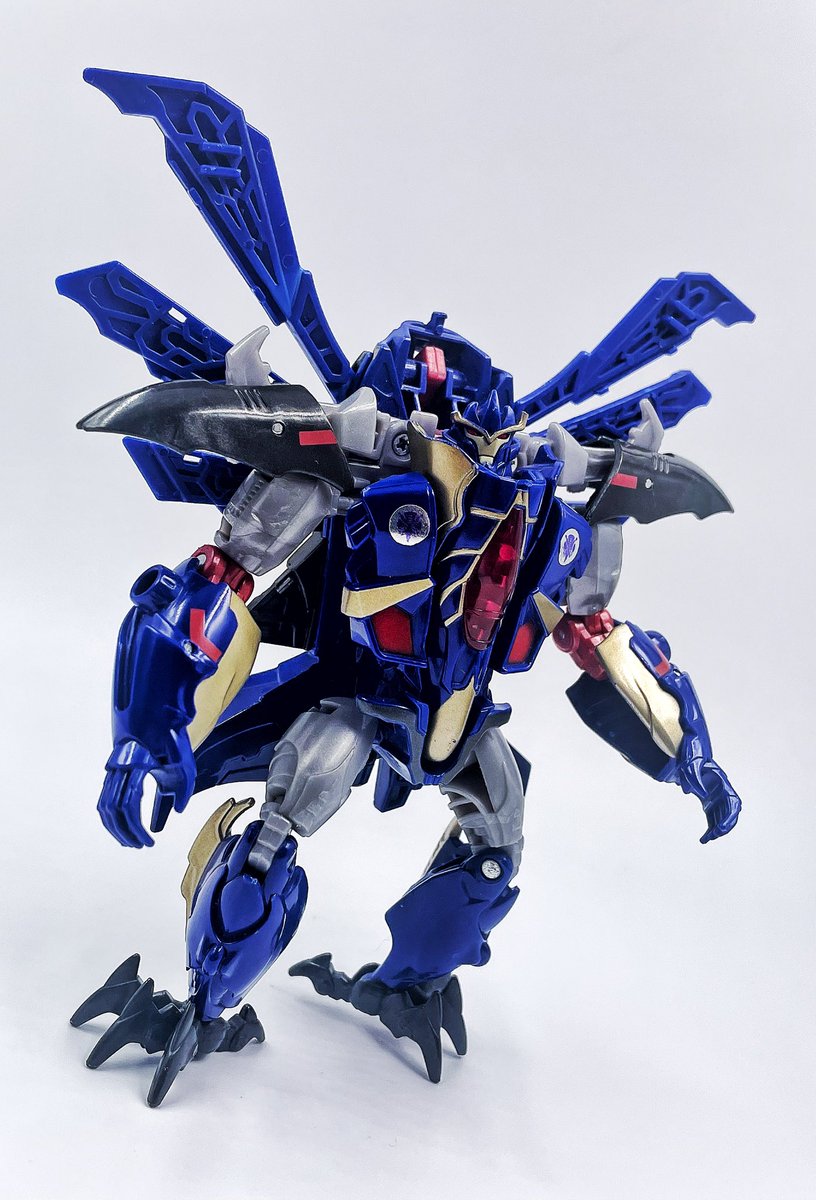 TheBWUproject's tweet photo. BWU: Darksteel
Figure: beast hunters dreadwing 
A funny bird jet, same colors as his beast form, works out https://t.co/EYa3SecRmh