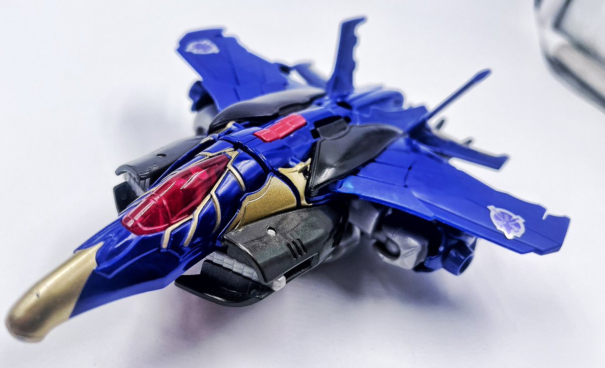TheBWUproject's tweet photo. BWU: Darksteel
Figure: beast hunters dreadwing 
A funny bird jet, same colors as his beast form, works out https://t.co/EYa3SecRmh