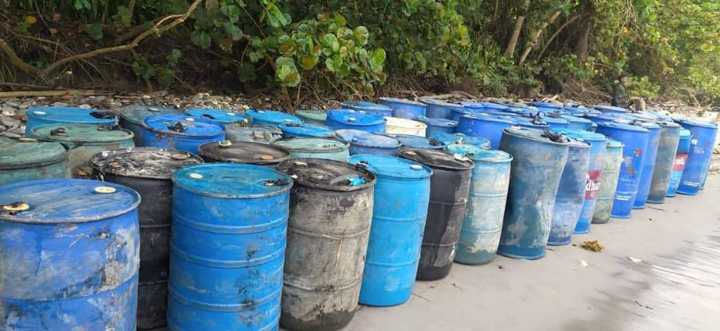 dhernandezlarez's tweet photo. FANB en intervenciones legales en las costas del oriente del país. En este caso, incautación de embarcaciones asociadas al narcotráfico, contrabando  y trata de personas, así como depósitos clandestinos  de combustible. 
FANB en ejercicio de la soberanía nacional ! https://t.co/l4UbSsPdqe