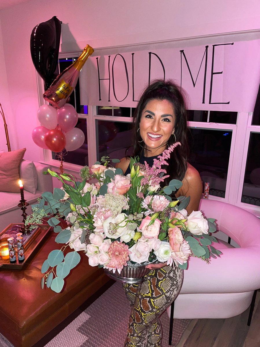 vanessacampagna's tweet photo. 1st single is finally out &amp; I am overwhelmed by the love it’s received! Thank u @TIDAL &amp; @Spotify For the playlist love!🤍Thank u to great friends that make me feel so loved and celebrated. And thank you to everyone that is streaming “Hold Me!” You’re making my dreams come true💖 https://t.co/giJX06Gi7W