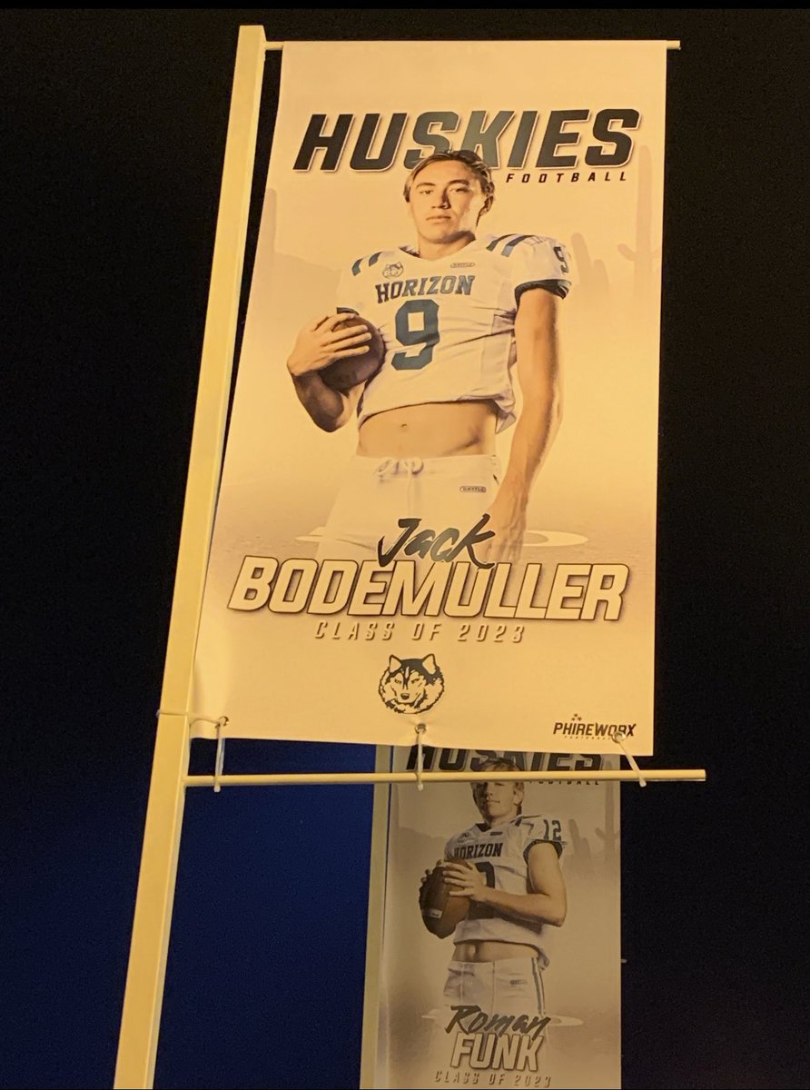 SmilesRebecca's tweet photo. Banners are up! It’s go time, boys!! Let’s GO HUSKIES! @JBodemuller @MichaelWoosley @hzfbfamily https://t.co/fSJxXW7u5M