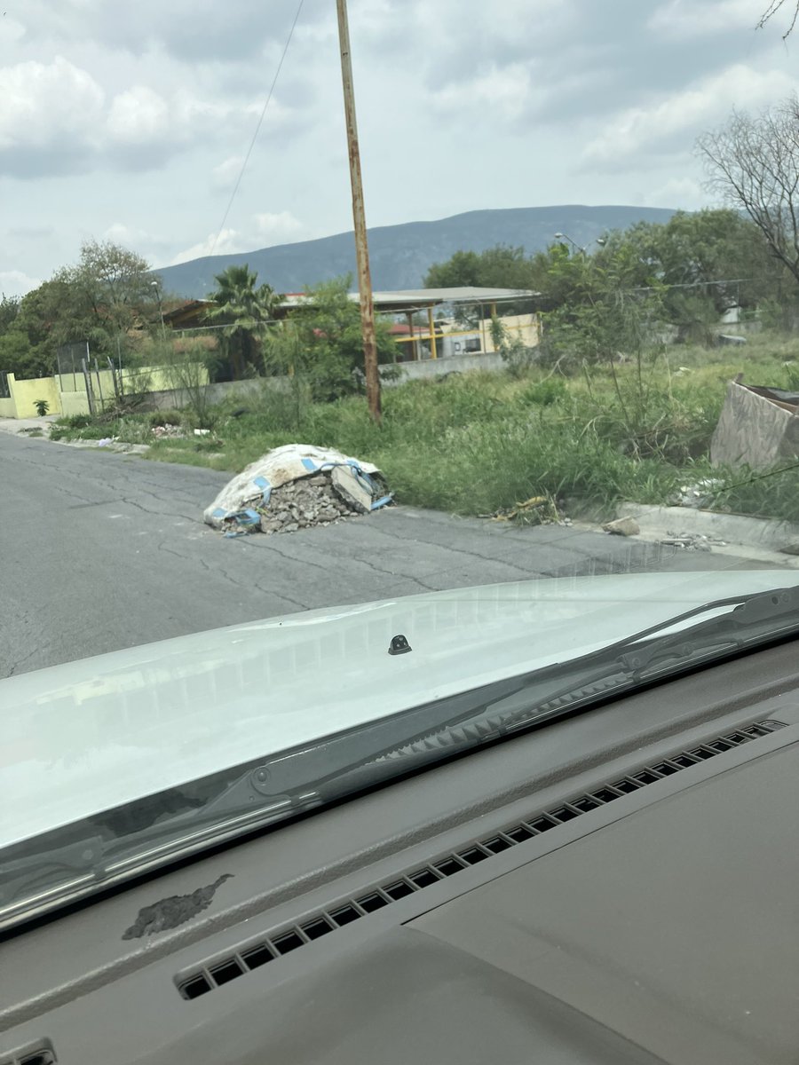 shany_mtz's tweet photo. Escombro tirado obstruyendo la calle Nopal entre Guajillo y Frutilla en Col. Mirasol en Mty. @Cicmty @ServPublicosMty https://t.co/PUsnqCj580
