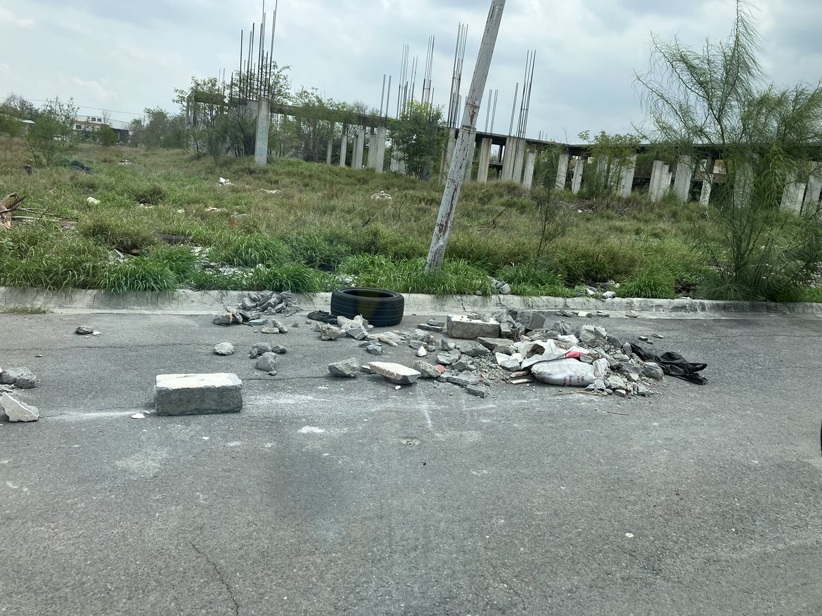 shany_mtz's tweet photo. Escombro tirado obstruyendo la calle Nopal entre Guajillo y Frutilla en Col. Mirasol en Mty. @Cicmty @ServPublicosMty https://t.co/PUsnqCj580