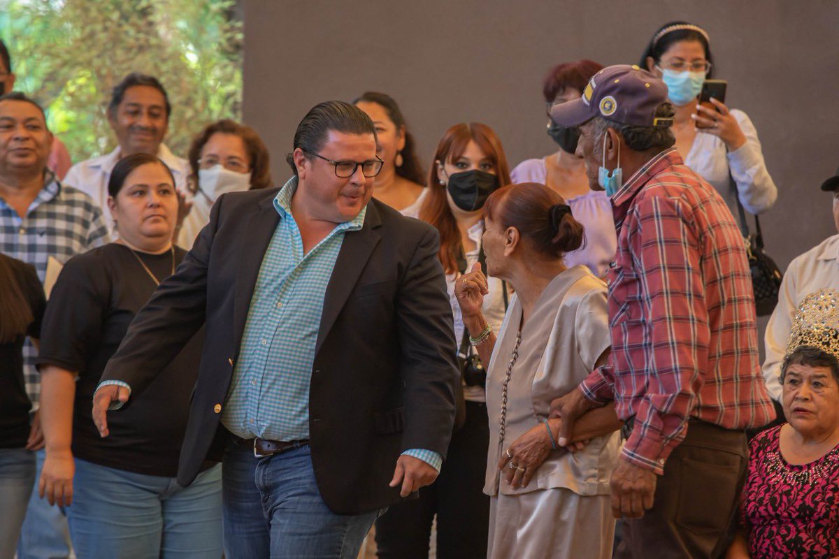 DsocialSaltillo's tweet photo. evento en el que estuvo presente la Presidenta Honoraria del @DIF_Saltillo la sra. Beatriz Dávila de Fraustro acompañada por el director de Desarrollo Social @anibalsoberon 
#Saltillonosune https://t.co/I5dHSqPbkb