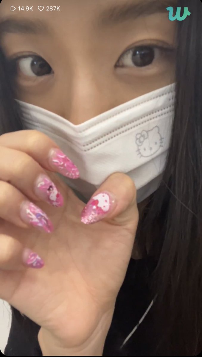 CJ 🐍 on Twitter "JISOO is flexing her hello kitty nails"
