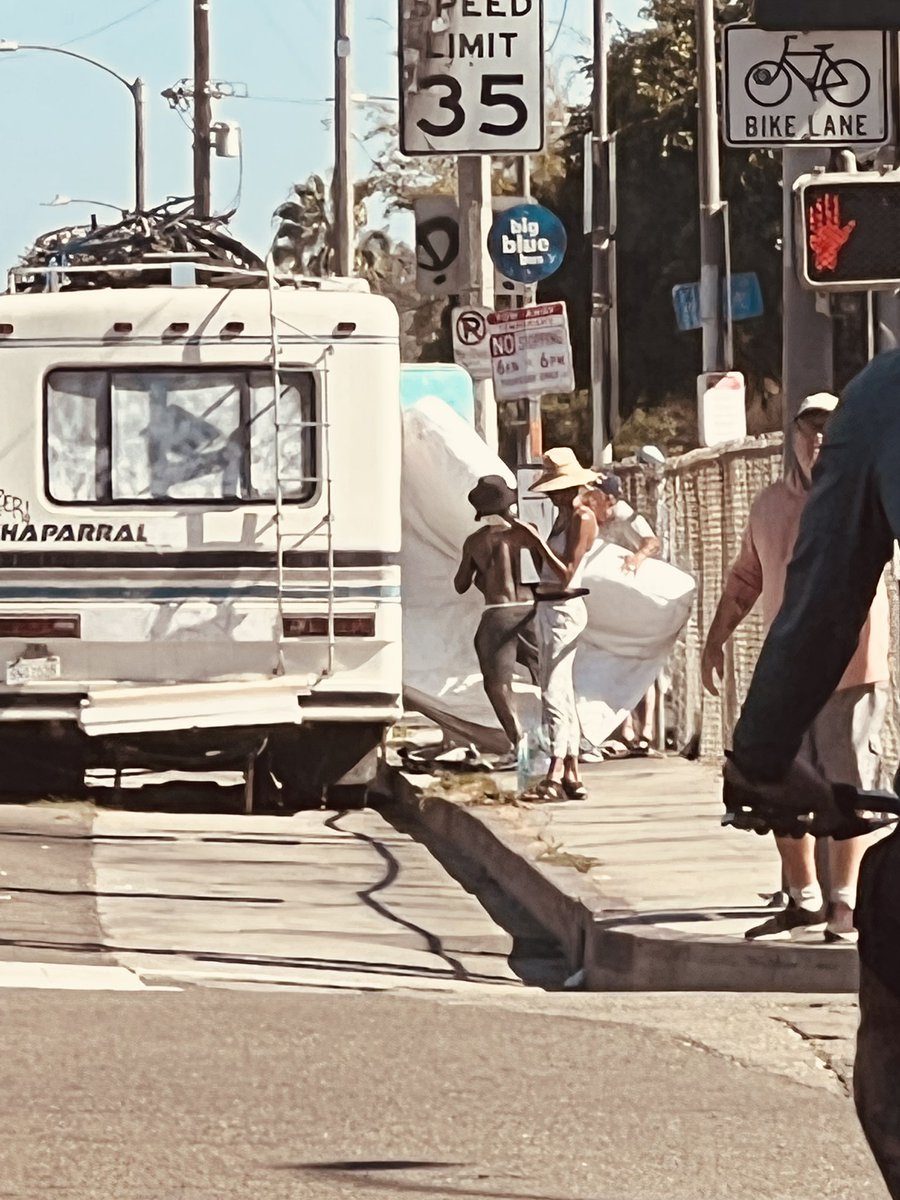 VENICEXIST's tweet image. Caption this!  Main Street / Rose Venice.