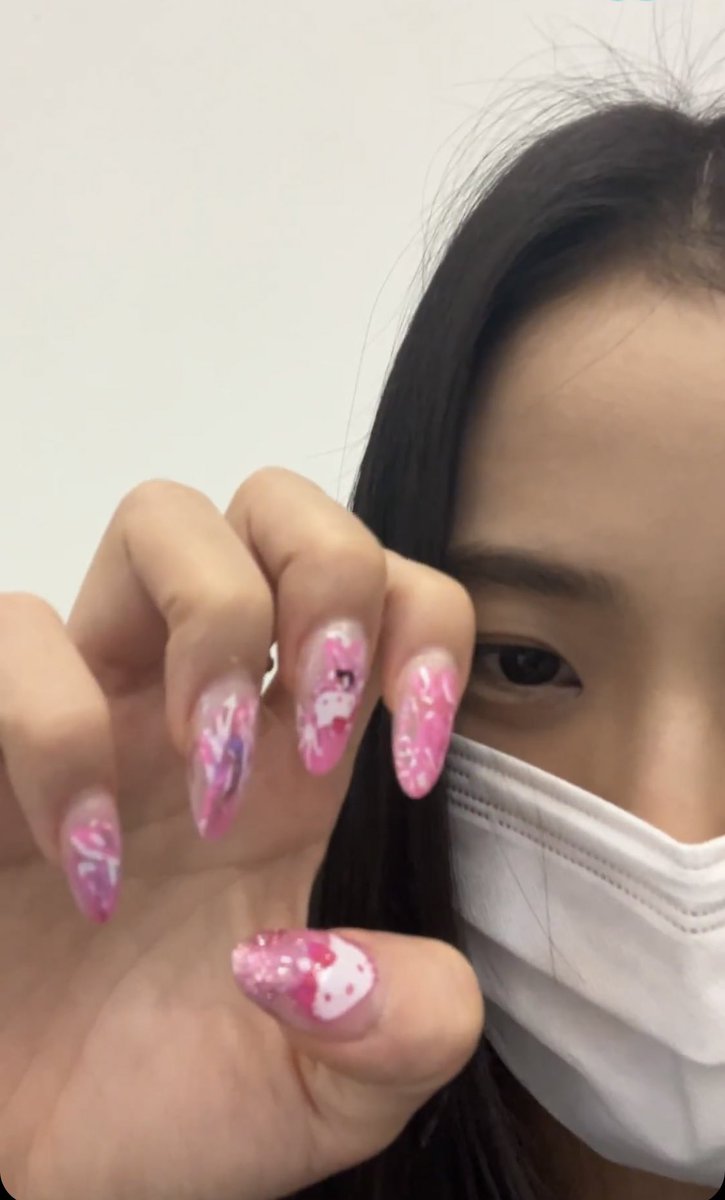 jisoo showing off her hello kitty nails live jisoo updates acturistic