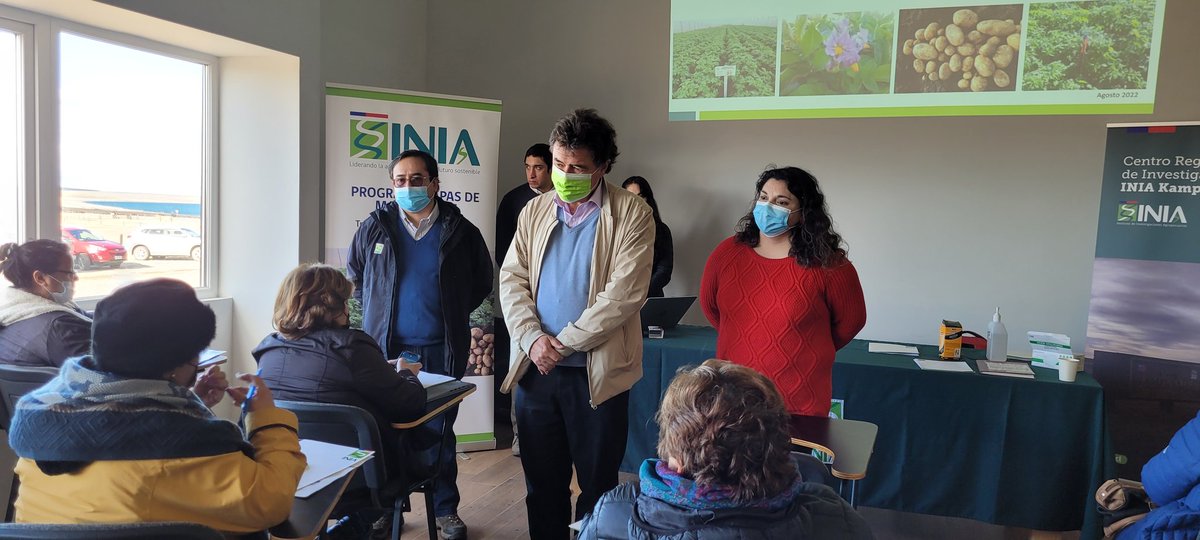 MinagriMagallan's tweet photo. 🌱Ministro de Agricultura @tvalenzuelavt llega a @Inia_Kampenaike a conocer el trabajo que se desarrolla en pro de la soberanía,sustentabilidad y seguridad alimentaria,junto a la @DPRMagallanes y las Seremis de Agricultura,Economía, Bienes Nacionales, del Trabajo y director Inia. https://t.co/ce8NqK7JeG