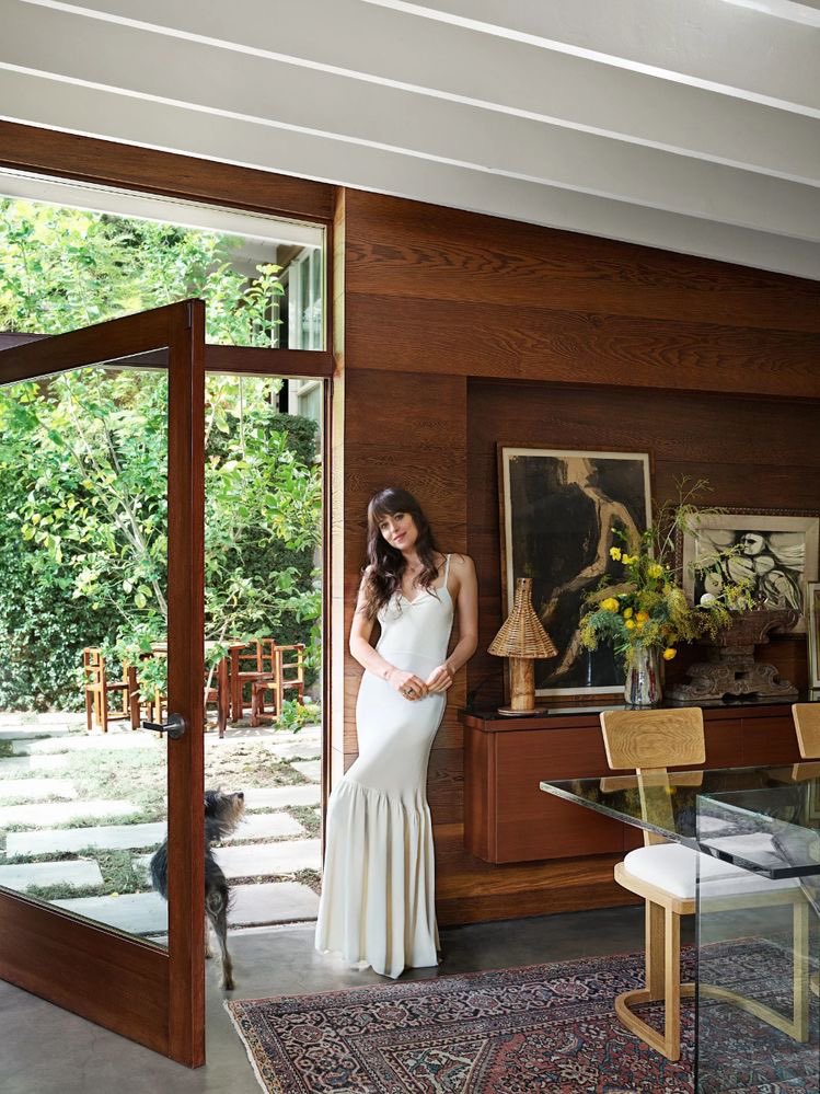 Thelanasgrl's tweet photo. Dakota Johnson’s house is such a dream ♡ https://t.co/hxubvfpTlq