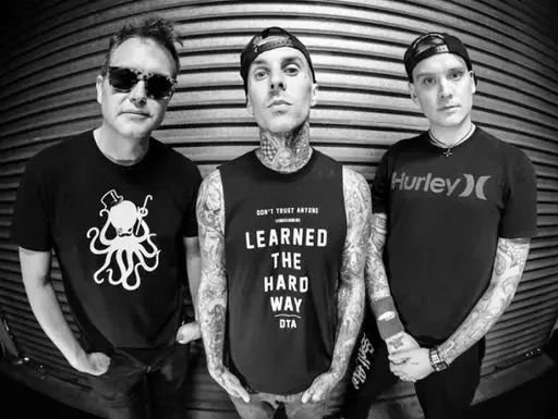 jnflesch's tweet photo. BLINK-182 NO LOLLAPALLOZA! 

ASSISTA:
https://t.co/O8RMlUMNSi https://t.co/fFsOvBqHXX