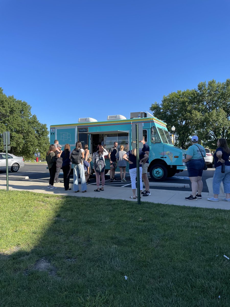 MBTS's tweet photo. Our @SpurgeonKnights Volleyball Tailgate is happening NOW!
Join @jasonkeithallen, @kballen, and the rest of our MBTS community in cheering on our Knights this evening.
#MBTSWelcomeWeek https://t.co/UGEmfFSNn5
