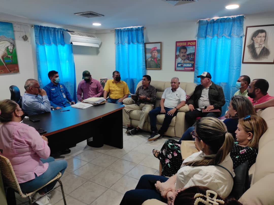 DiosfrankG's tweet photo. El Día de Ayer, recibimos en conjunto con nuestro Alcalde Bolivariano @YulArmas a los Legisladores del @clebne_oficial para recibir el Acuerdo de La problemática del Agua en el Estado. https://t.co/N9opnoQZgK