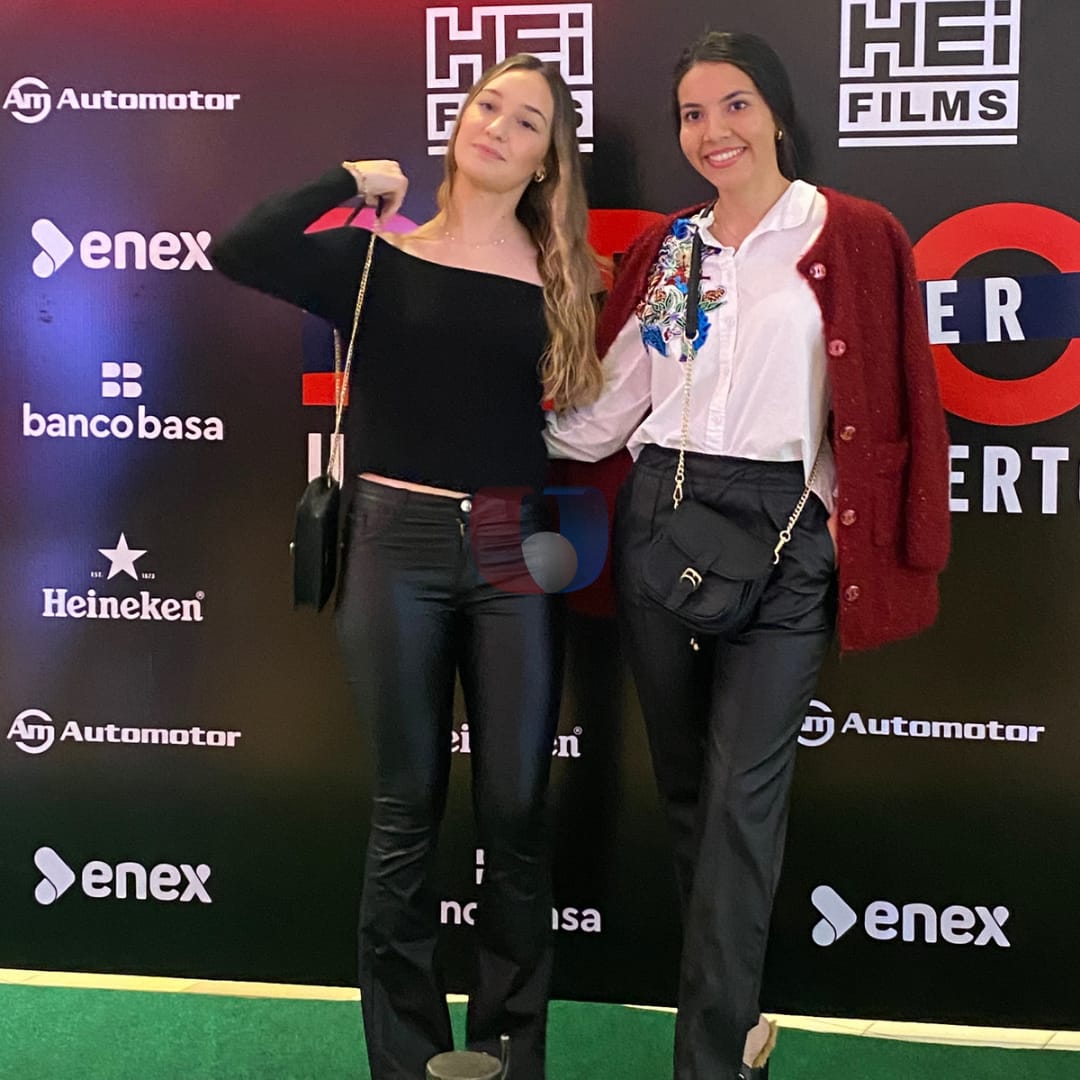Unicanal's tweet photo. Avànt Première  de Pedro Undercover 👮❤️🍿📽️ 

💫Ya están en la #GreenCarpet los invitados de lujo que disfrutarán de esta ¡HISTORIA DE AMOR CON HUMOR! desde las 20:00 en #CinemarkPy https://t.co/zHqsoU3Tj7