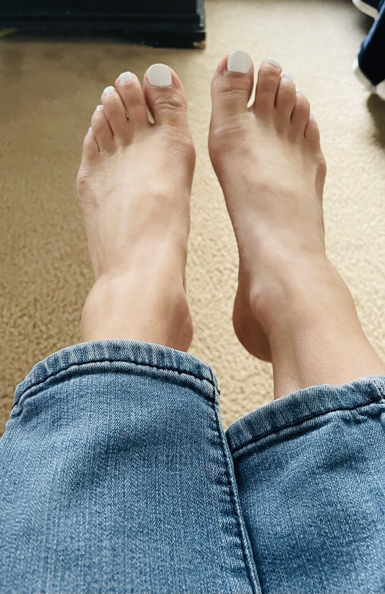 wifesfeetsize7's tweet photo. My wife’s perfect feet. No pantyhose. https://t.co/oVwgK6JGFk
