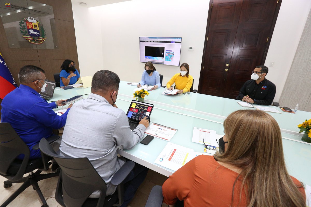 _LaAvanzadora's tweet photo. Cumpliendo con las instrucciones del Pdte. @NicolasMaduro, sostuvimos reunión de trabajo con el propósito de evaluar y seguir fortaleciendo el sistema 1x10 del Buen Gobierno y el despliegue de las Bricomiles de Salud y Educación, para el bienestar del pueblo.

@MPPEDUCACION https://t.co/bhJDHtutDL