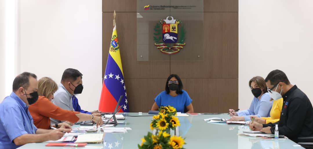 _LaAvanzadora's tweet photo. Cumpliendo con las instrucciones del Pdte. @NicolasMaduro, sostuvimos reunión de trabajo con el propósito de evaluar y seguir fortaleciendo el sistema 1x10 del Buen Gobierno y el despliegue de las Bricomiles de Salud y Educación, para el bienestar del pueblo.

@MPPEDUCACION https://t.co/bhJDHtutDL
