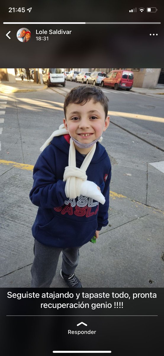 PancreasDigital's tweet photo. Hola @JoseLChilavert_! Te presento a Valen, arquero 2014 de Pedro Lozano. Durante un partido se fracturó un dedo y siguió jugando!😱
Le dolía un poco, no pensamos que era algo serio, quiso seguir atajando y sacó un montón de pelotas!💪
Ganamos 5 a 4 contra los punteros! 🙌 https://t.co/wfvzJIJLPN